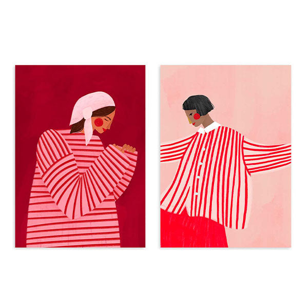 Ensemble de deux tableaux avec femmes de profil, vêtements à rayures rouges, fonds rose et rouge, détails noirs et beige, style illustration contemporaine. Disponible sur kudeko.com