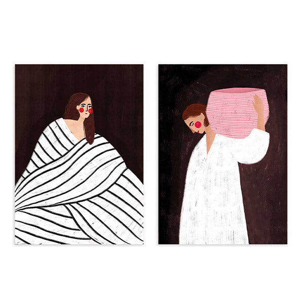 Conjunto de dos cuadros con mujeres estilizadas, manta blanca con rayas negras, cesta rosa, fondo marrón oscuro y detalles rojos, en estilo ilustración. Disponible en kudeko.com