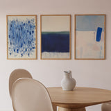 Conjunto de tres cuadros abstractos en tonos azules con marco negro, kudeko.com
