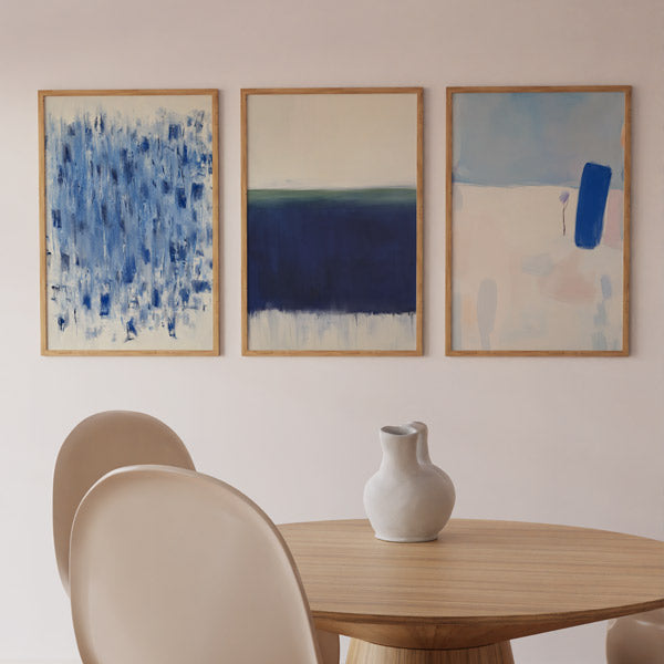Conjunto de tres cuadros abstractos en tonos azules con marco negro, kudeko.com
