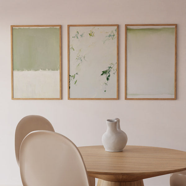 Conjunto de tres cuadros abstractos verdes y blancos con marco negro, kudeko.com
