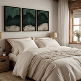 Wandbild mit abstrakter Komposition, organischer Form in dunklem Smaragdgrün, strukturiertem Hintergrund in Grüngrau und hellem Beige, zeitgemäßem Stil und klarer Ausstrahlung. Erhältlich auf kudeko.com