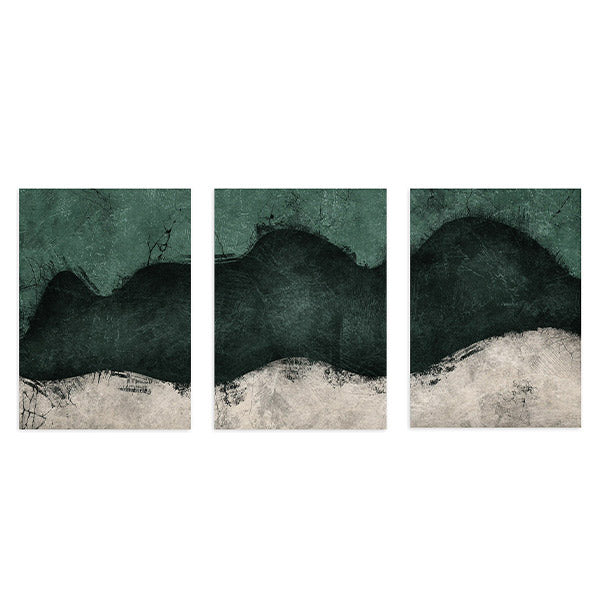 Conjunto de três quadros com formas abstratas onduladas em verde esmeralda escuro, preto carvão e branco pérola, com textura visual subtil e estilo contemporâneo equilibrado. Disponível em kudeko.com