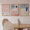 Conjunto de tres cuadros abstractos en tonos pastel y azul con marco negro, kudeko.com
