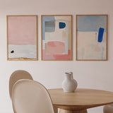Conjunto de tres cuadros abstractos en tonos pastel y azul con marco negro, kudeko.com
