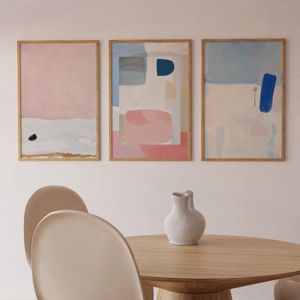 Conjunto de tres cuadros abstractos en tonos pastel y azul con marco negro, kudeko.com
