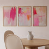 Cuadro abstracto en tonos fucsia y rosa con fondo claro, kudeko.com
