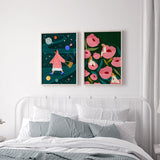 Cuadro ilustrado colorido mujeres entre flores rosadas de Bea Muller, kudeko.com
