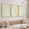 Wandbild mit kreisförmiger Komposition aus stilisierten Blättern und Blumen in Beige auf hellgrünem Hintergrund, mit sanfter Textur und ruhigem floralem Stil. Erhältlich auf kudeko.com