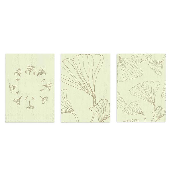 Conjunto de tres cuadros con hojas de ginkgo en línea fina, fondo verde claro, composición botánica equilibrada y estilo floral. Disponible en kudeko.com