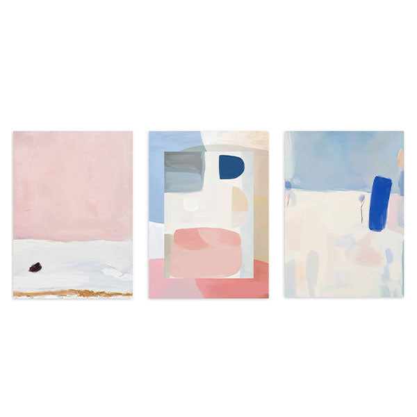 Ensemble de trois tableaux avec composition abstraite, formes organiques et blocs doux en rose poudré, bleu ciel, blanc cassé et beige, dans un style contemporain équilibré. Disponible sur kudeko.com