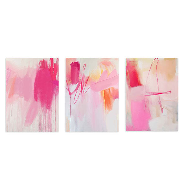 Conjunto de três quadros com composição abstrata em rosa, fúcsia, pêssego e branco, com manchas suaves, linhas gestuais e estilo abstrato contemporâneo. Disponível em kudeko.com