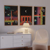 Cuadro futurista surrealista con arco arquitectónico, cielo estrellado y suelo multicolor, disponible en kudeko.com.
