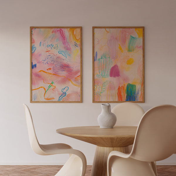Conjunto de dos cuadros abstractos coloridos con trazos vibrantes y fondo rosa en marco negro, kudeko.com
