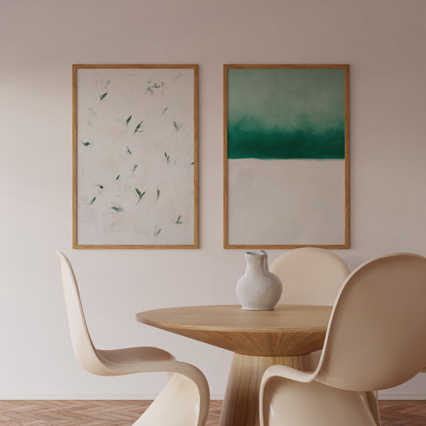 Set aus zwei gerahmten Wandbildern mit abstrakter Komposition in Mintgrün, Off-White und Smaragdtönen, mit verstreuten organischen Formen und großem Farbverlaufsblock im zeitgenössischen abstrakten Stil. Erhältlich auf kudeko.com