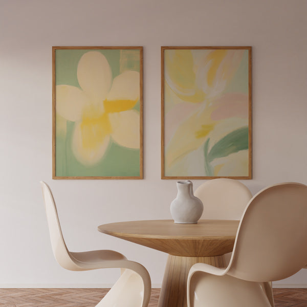 Set aus zwei Wandbildern mit gelben und weißen Blumen, weichen Blütenblättern, salbeigrünem und cremefarbenem Hintergrund, floraler Stil in Pastelltönen für eine ruhige Wandgestaltung. Erhältlich auf kudeko.com