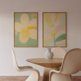 Cuadro abstracto de flor blanca y amarilla sobre fondo verde, kudeko.com
