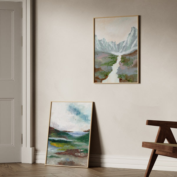 Conjunto de dois quadros com montanhas escarpadas, vale com rio, planície enevoada, tons de verde musgo, azul acinzentado, bege e castanho suave, estilo natureza e paisagem. Disponível em kudeko.com