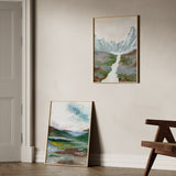 Conjunto de dos cuadros con montañas escarpadas, valle con río, llanura brumosa, tonos verde musgo, azul grisáceo, beige y marrón, estilo naturaleza y paisajes. Disponible en kudeko.com