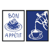 Set aus zwei Wandbildern mit Dessert auf Teller, Schriftzug Bon Appétit, Kaffeekanne beim Einschenken von Kaffee, in Blau und Weiß, im illustrativen Retro-Stil für Küche oder Esszimmer. Erhältlich auf kudeko.com
