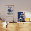Minimalistisches Wandbild 'Bon Appétit' mit einem Dessert. Verfügbar bei kudeko.com