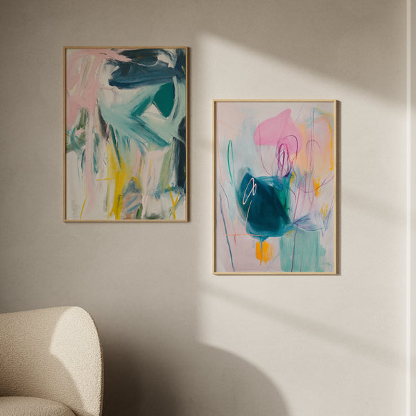 Conjunto de dos cuadros abstractos coloridos con marco negro, kudeko.com
