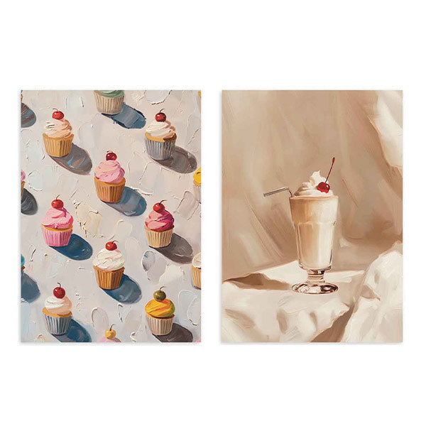 Ensemble de deux tableaux avec cupcakes variés et milk-shake crémeux à la cerise, en tons crème, rose, beige et rouge, dans un style vintage pour cuisine ou salle à manger. Disponible sur kudeko.com