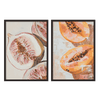 Set aus zwei Wandbildern mit rosafarbener Feige und aufgeschnittenen orangefarbenen Papayas, dunklen Kernen, hellbeigen texturierten Hintergründen und botanischem Illustrationsstil. Erhältlich auf kudeko.com