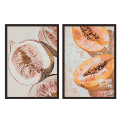 Conjunto de dos cuadros con higo rosado y papayas naranjas cortadas, semillas oscuras, fondos beige claros y estilo ilustración. Disponible en kudeko.com
