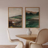 Cuadro de paisaje de colinas suaves, cielo claro, campos en beige, gris, verde musgo y marrón, de estilo naturaleza y paisajes. Disponible en kudeko.com