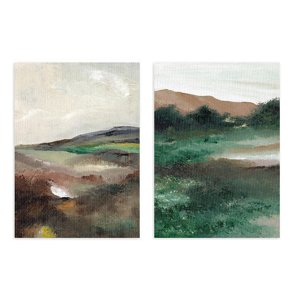 Conjunto de dois quadros com paisagem de colinas suaves, prados verdes, zonas em tons de terra, céu claro e estilo natureza, em verde, bege, castanho e branco partido. Disponível em kudeko.com