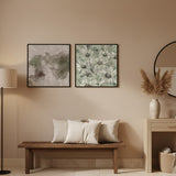 Quadratisches Wandbild mit ätherischen abstrakten Formen in Olivgrün, Taupegrau und hellem Beige, organische Komposition im abstrakten Stil mit überlagerten Flächen auf hellem Grund. Erhältlich auf kudeko.com