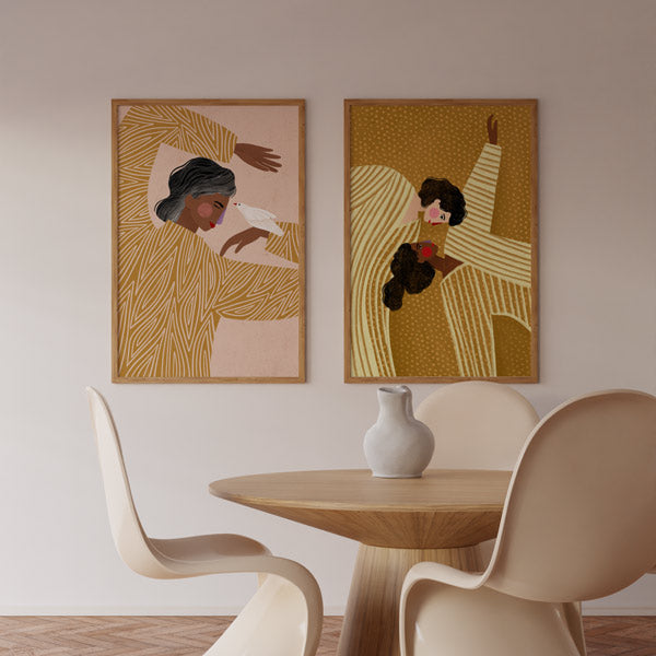 Cuadro ilustrado colorido con dos mujeres en tonos dorados Bea Muller, kudeko.com
