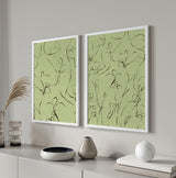 Cuadro cuadrado minimalista con líneas sinuosas de flores en fondo verde. Disponible en kudeko.com