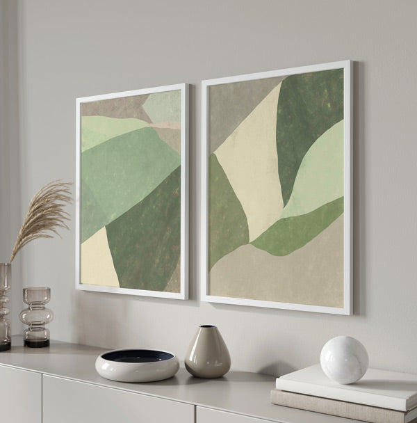 Ensemble de deux tableaux avec formes géométriques organiques superposées en vert sauge, vert mousse, beige et gris pierre, dans un style géométrique équilibré et doux. Disponible sur kudeko.com