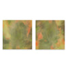 Conjunto de dos cuadros con composición abstracta de formas orgánicas difuminadas en verde oliva, beige cálido y toques naranja suave, de estilo abstracto. Disponible en kudeko.com