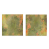Conjunto de dos cuadros con composición abstracta de formas orgánicas difuminadas en verde oliva, beige cálido y toques naranja suave, de estilo abstracto. Disponible en kudeko.com