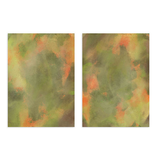 Conjunto de dos cuadros con composición abstracta de manchas orgánicas en verde oliva, beige cálido y coral anaranjado, de estilo abstracto. Disponible en kudeko.com