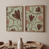 Tableau encadré avec fleurs stylisées aux tons rose poudré, bordeaux et brun sur fond vert doux, dans un style floral botanique contemporain. Disponible sur kudeko.com