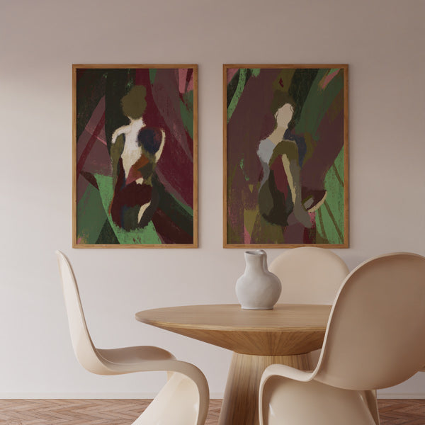 Conjunto de dos cuadros con siluetas humanas abrazadas en composición abstracta, en tonos verde salvia, burdeos, rosa apagado, crema y marrón oscuro, de estilo abstracto. Disponible en kudeko.com