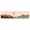 Horizontales Wandbild minimalistisch, das eine ruhige Landschaft mit Bergen und einer warmen Sonne darstellt. Verfügbar auf kudeko.com