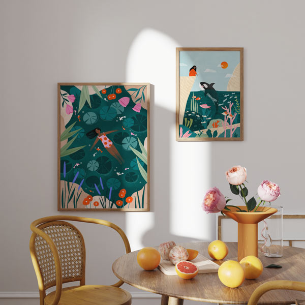 Cuadro ilustrado colorido de mujer flotando en estanque con nenúfares y peces koi, obra de Bea Muller, kudeko.com
