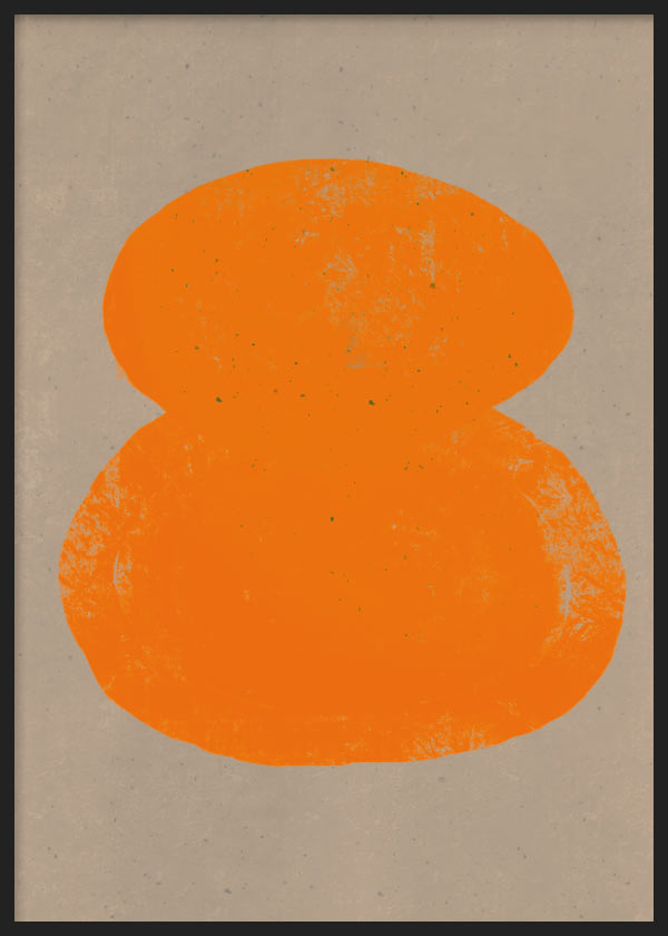 Cuadro abstracto con forma orgánica naranja sobre fondo beige, en marco negro, kudeko.com
