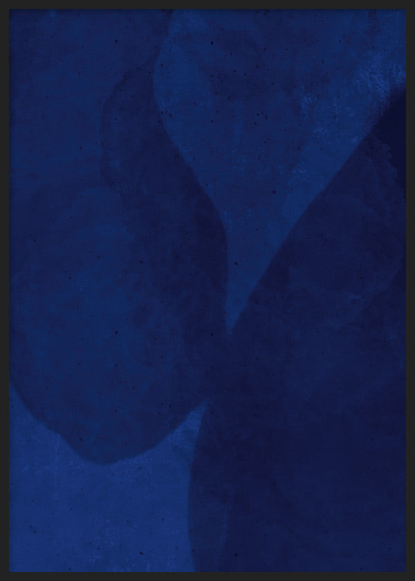 Cuadro abstracto en azul oscuro con formas orgánicas, en marco negro, kudeko.com
