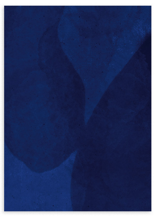Cuadro abstracto en azul oscuro con formas orgánicas, en marco negro, kudeko.com
