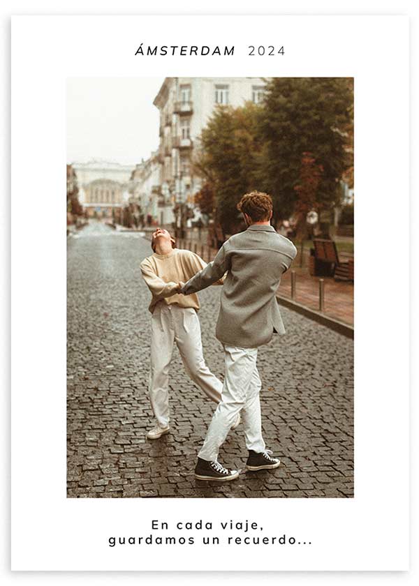 Tableau personnalisable sur le thème du voyage avec photo, style décoratif moderne pour une touche personnelle. Disponible sur kudeko.com