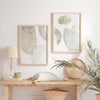 Conjunto de dos cuadros con formas abstractas orgánicas en beige arena, gris suave y blanco, composición limpia de estilo minimalista. Disponible en kudeko.com