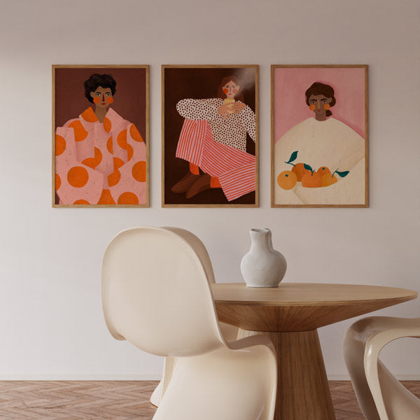 Cuadro ilustrado colorido con retrato femenino y abrigo rosado con círculos naranjas, obra de Bea Muller, kudeko.com

