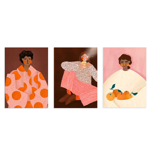 Conjunto de tres cuadros con mujeres de rostro sereno, prendas estampadas, naranjas vibrantes, fondos rosa y marrón, y estilo ilustración. Disponible en kudeko.com