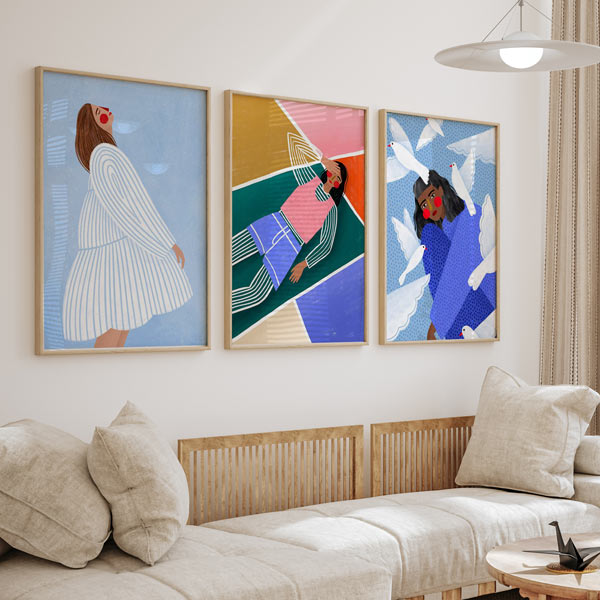 Cuadro ilustrado colorido mujer en azul con palomas blancas de Bea Muller, kudeko.com
